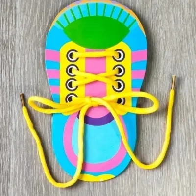 Chaussure pour apprendre à faire ses lacets